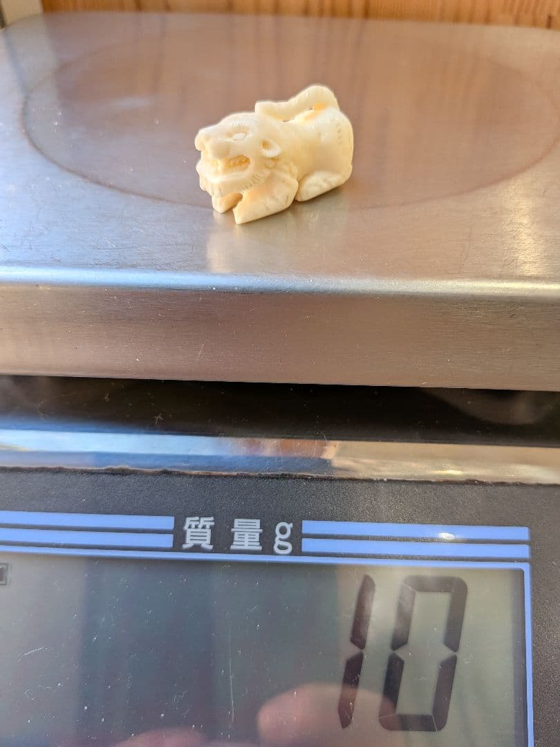 マッコウ鯨歯　本物虎の彫刻 ミニ