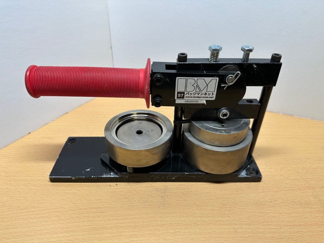 57mｍサイズ缶バッジマシン中古とパーツ約200個のセット　A