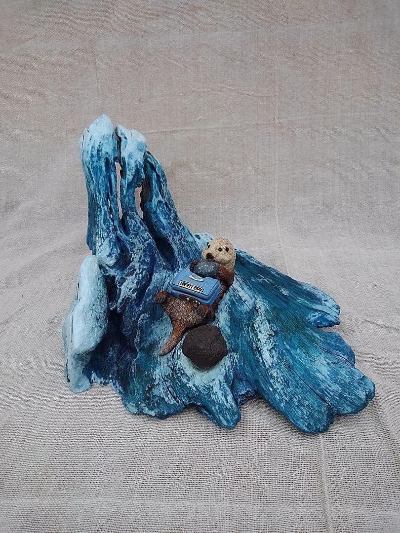 木彫りのラッコの置物