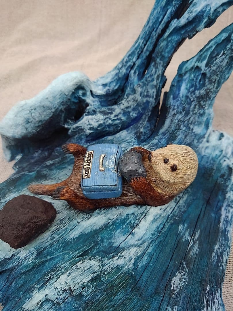 木彫りのラッコの置物