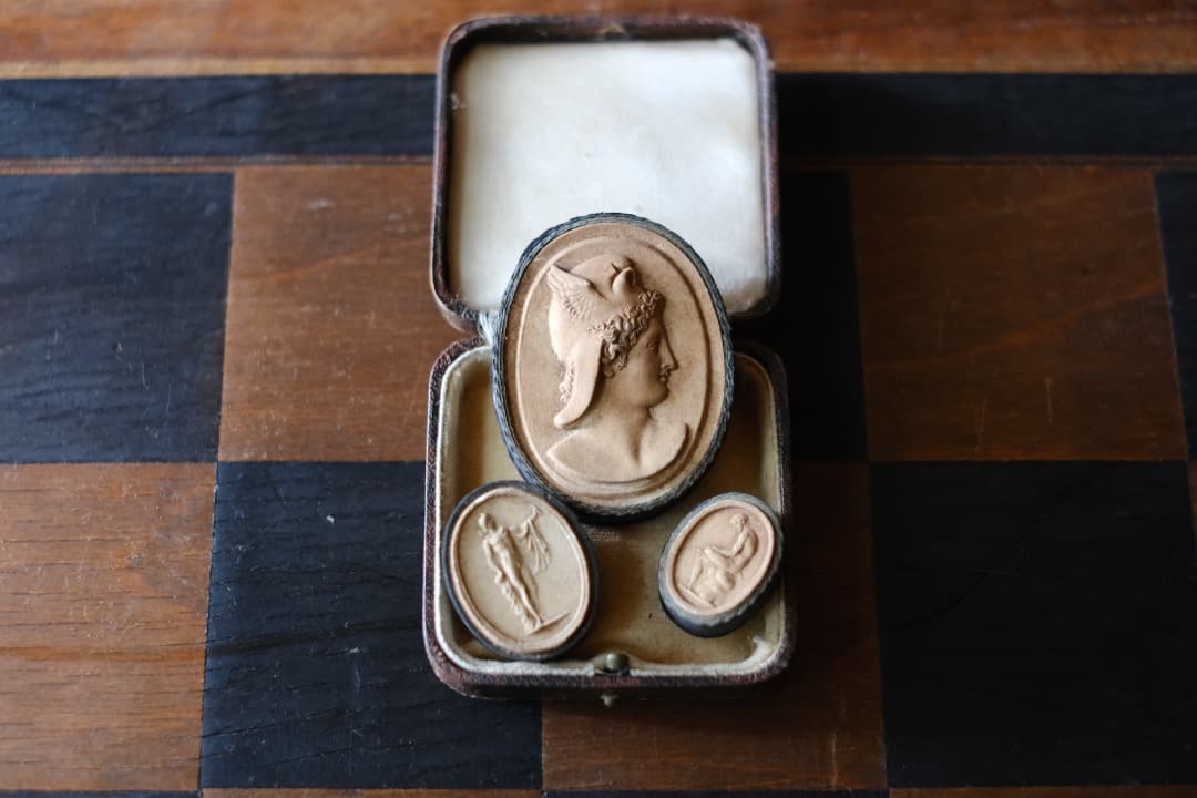 イギリスアンティーク｜ヘルメス、太陽神アポロン、スピナリオの石膏レリーフ