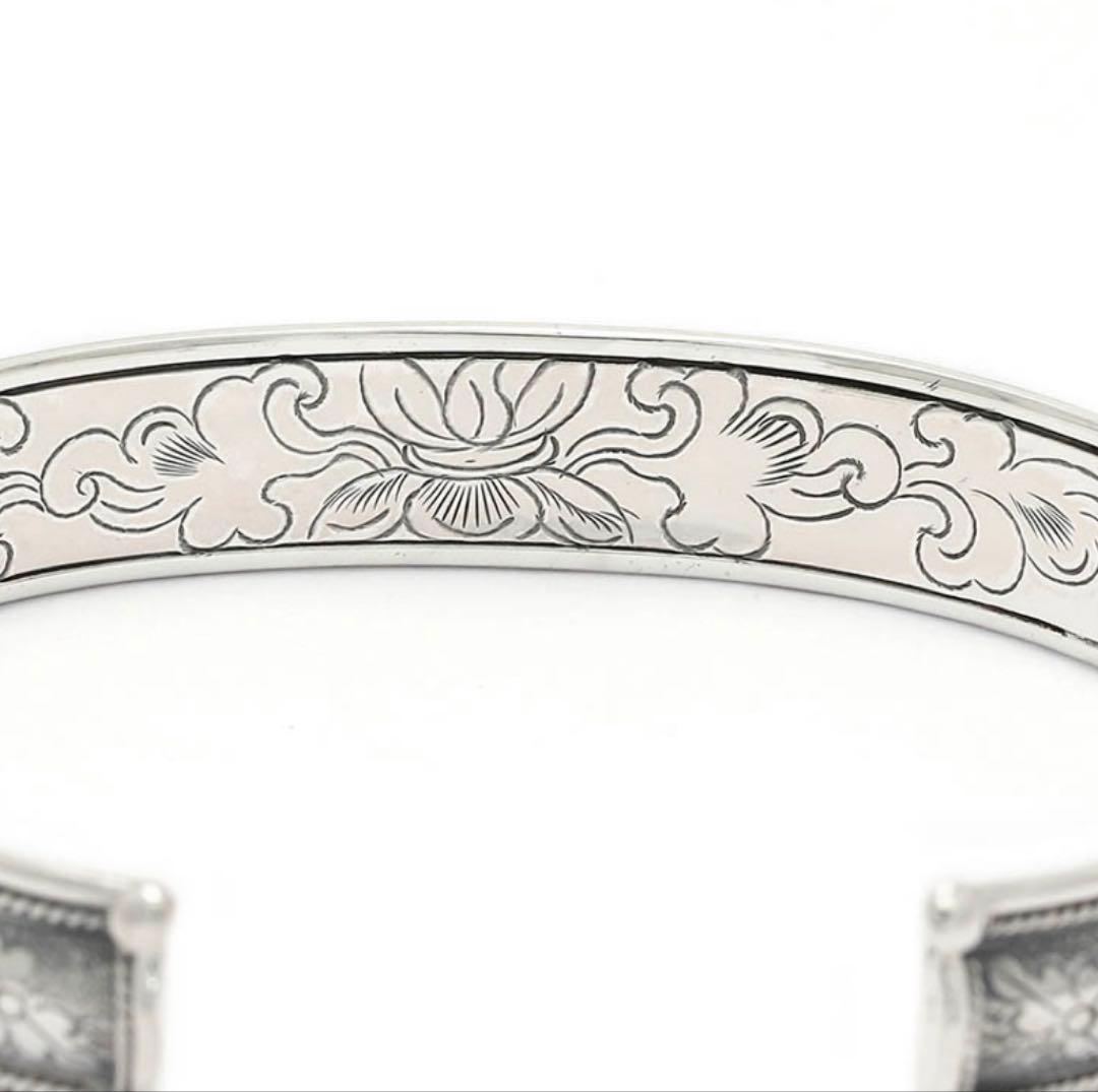 Suman Dhakhwa スーマンダックワ　フラワーカーヴィングカフ