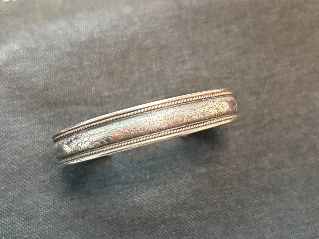 Suman Dhakhwa スーマンダックワ　フラワーカーヴィングカフ