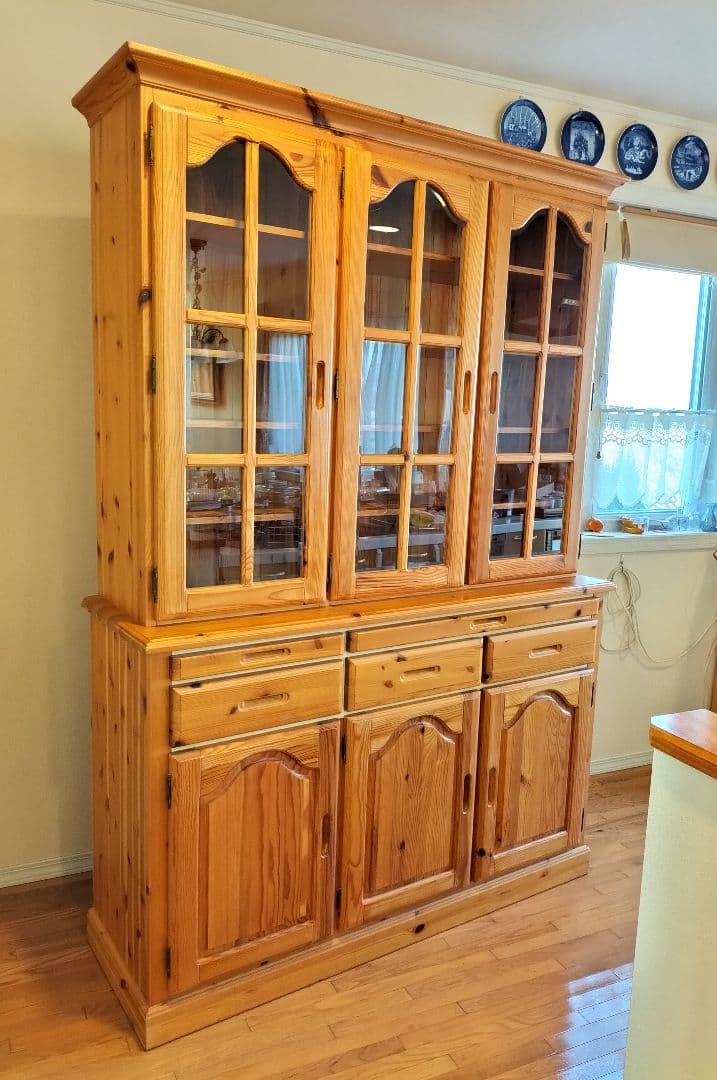 食器棚　カントリー　木製キャビネット　 ガラス扉