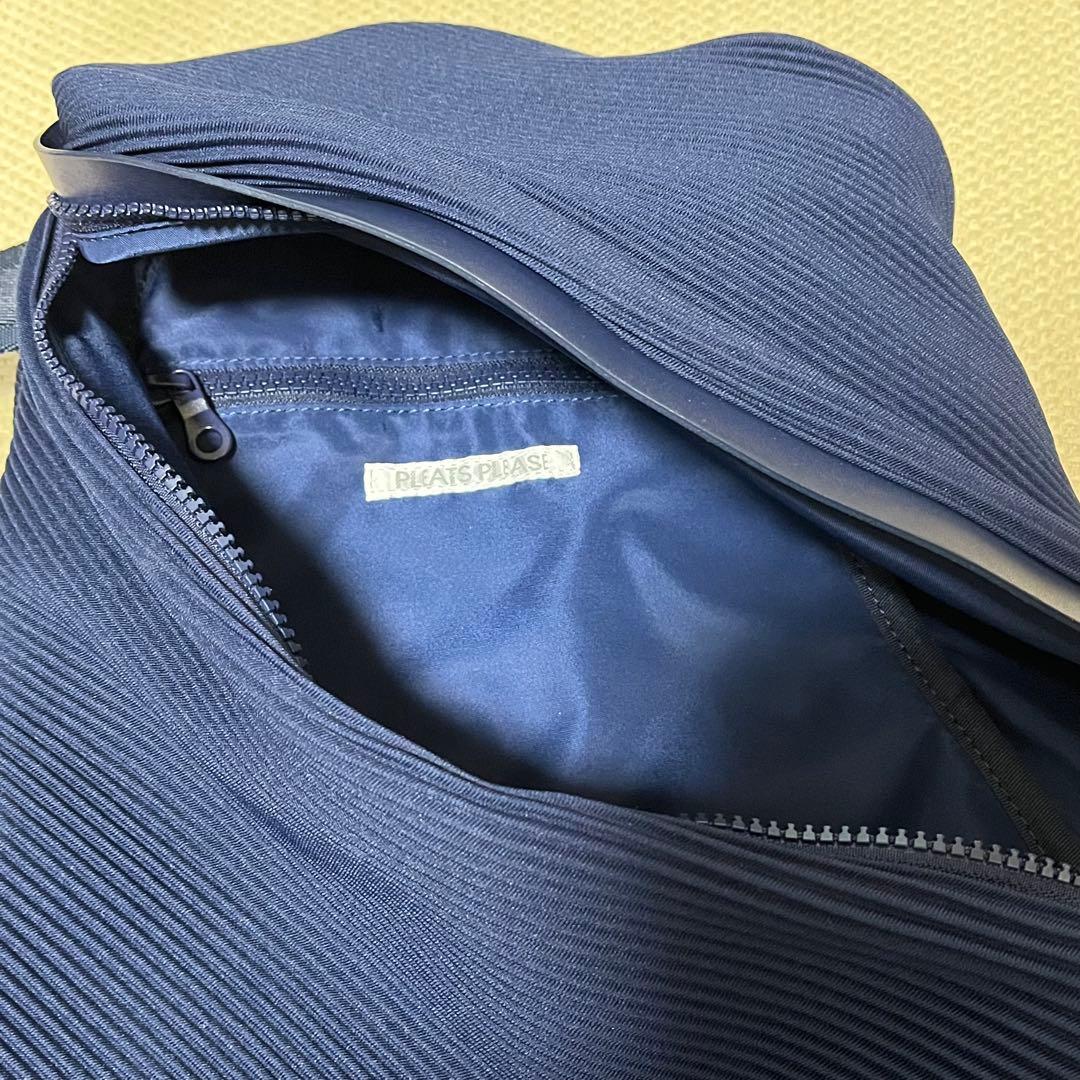 PLEATSPLEASE イッセイミヤケ　バックパック　ネイビー　美品