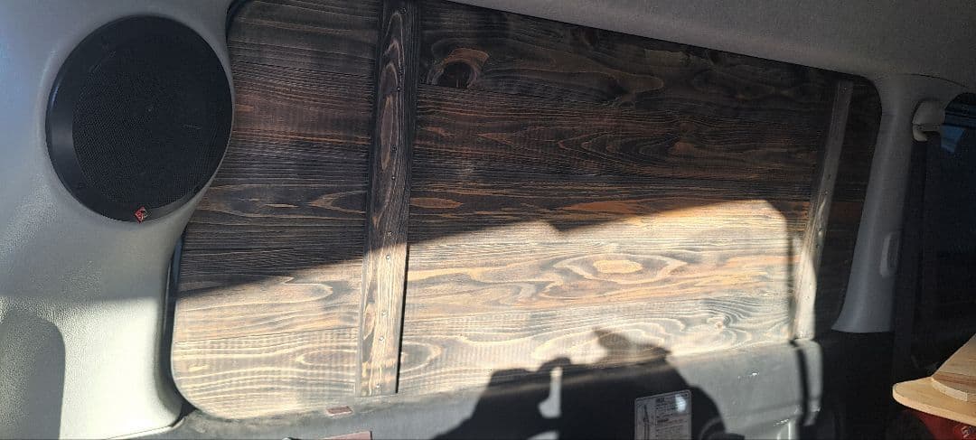 ハイエースリヤ窓パネル