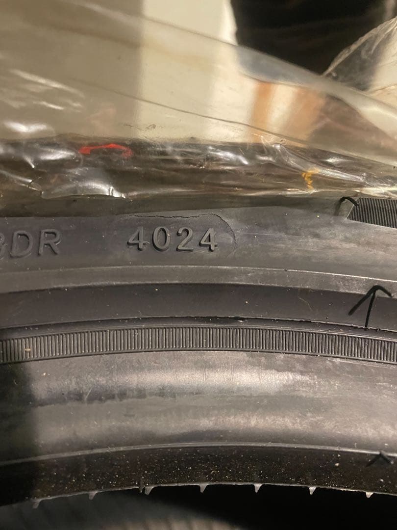 【新品】シバタイヤ　280　215/45/17