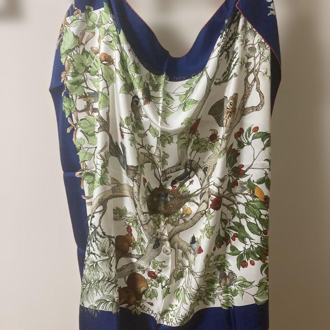 HERMESカレ90森の中でスカーフ赤白青