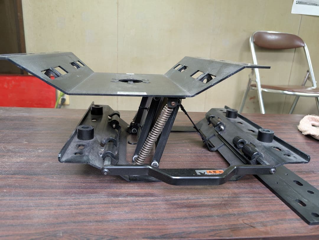 200系ハイエース　フロントシート180度回転 Tilt Swivel Seat