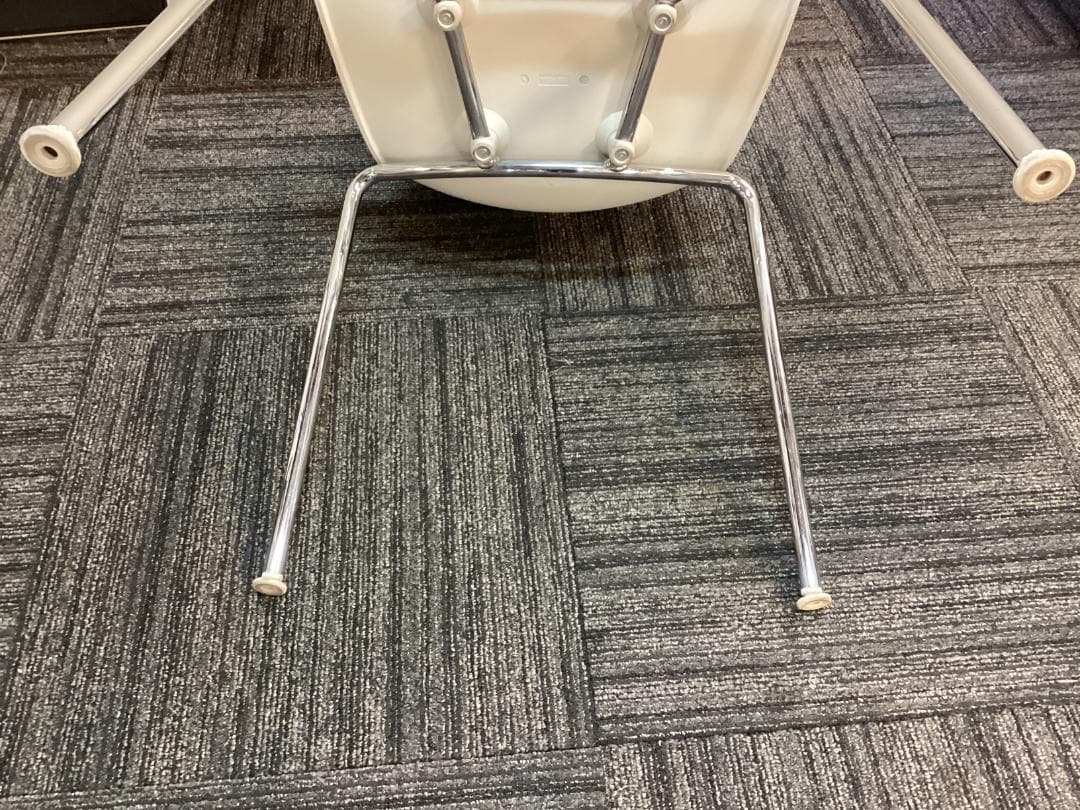 ２脚セット　ヴィトラ　ハルチューブ　ホワイト系　スタッキング　ミーティング B