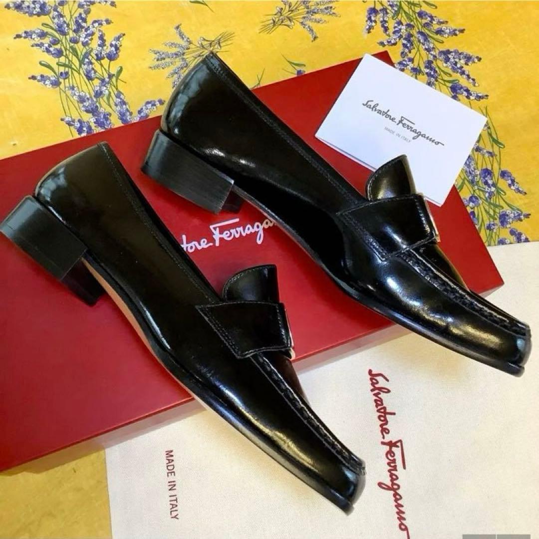 新品! フェラガモ ローファー アイコンメタルバックル 極上パテント 22㎝