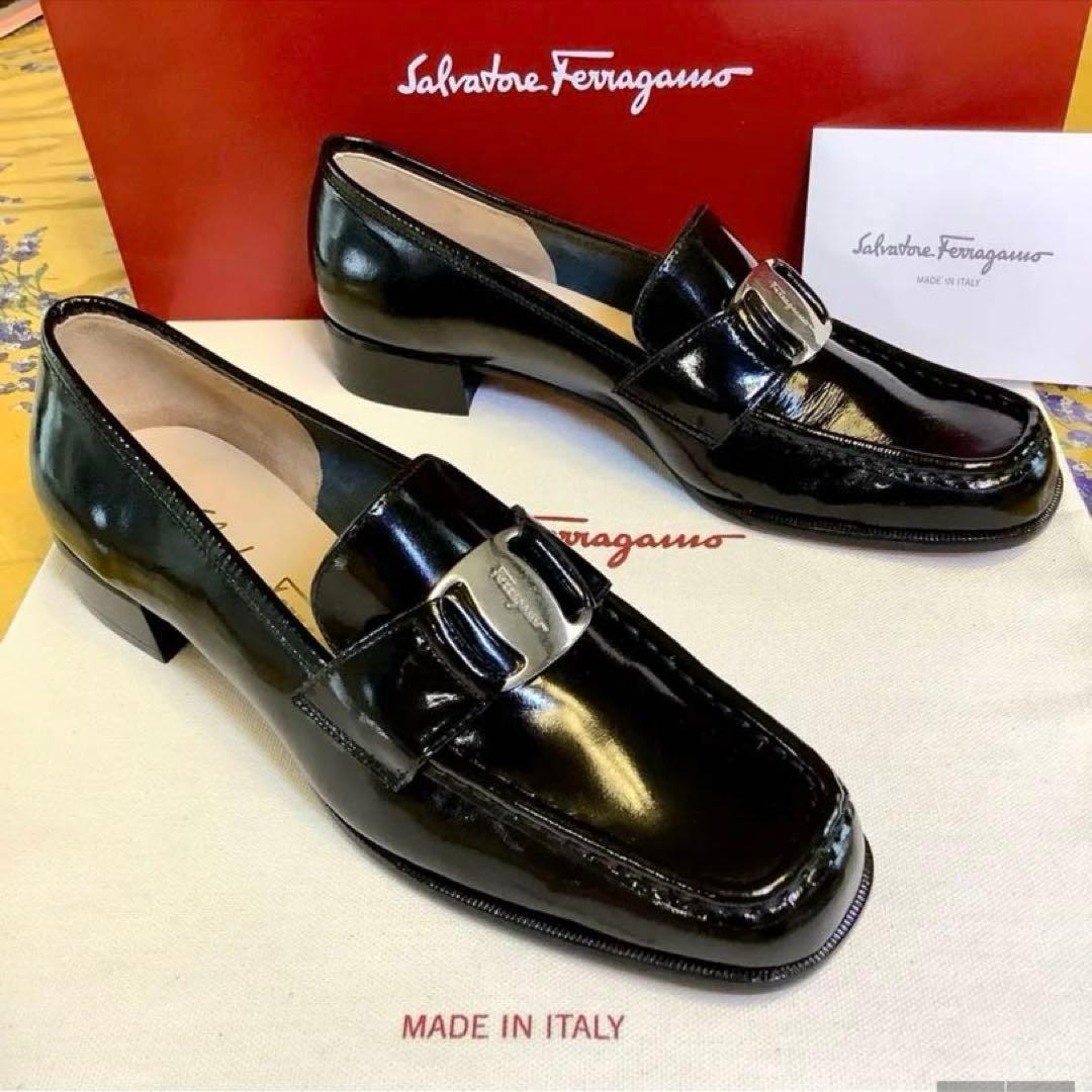 新品! フェラガモ ローファー アイコンメタルバックル 極上パテント 22㎝