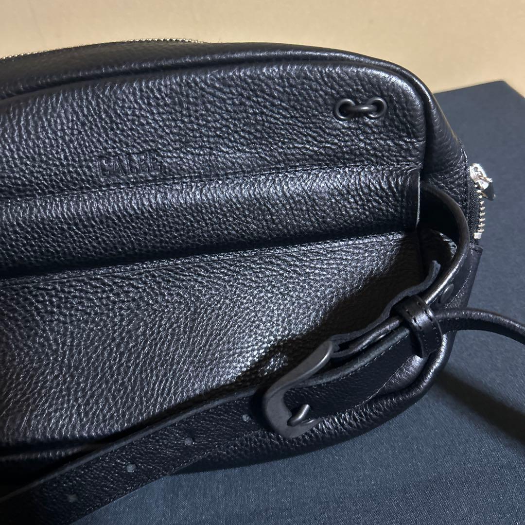 【 CALEE 】 STUDS LEATHER BODY BAG 25AW