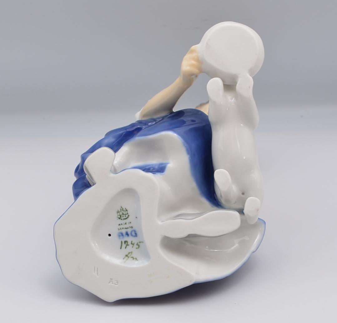 ミルクを与える少女　＃1745　No.2　★B＆G（ロイヤルコペンハーゲン）