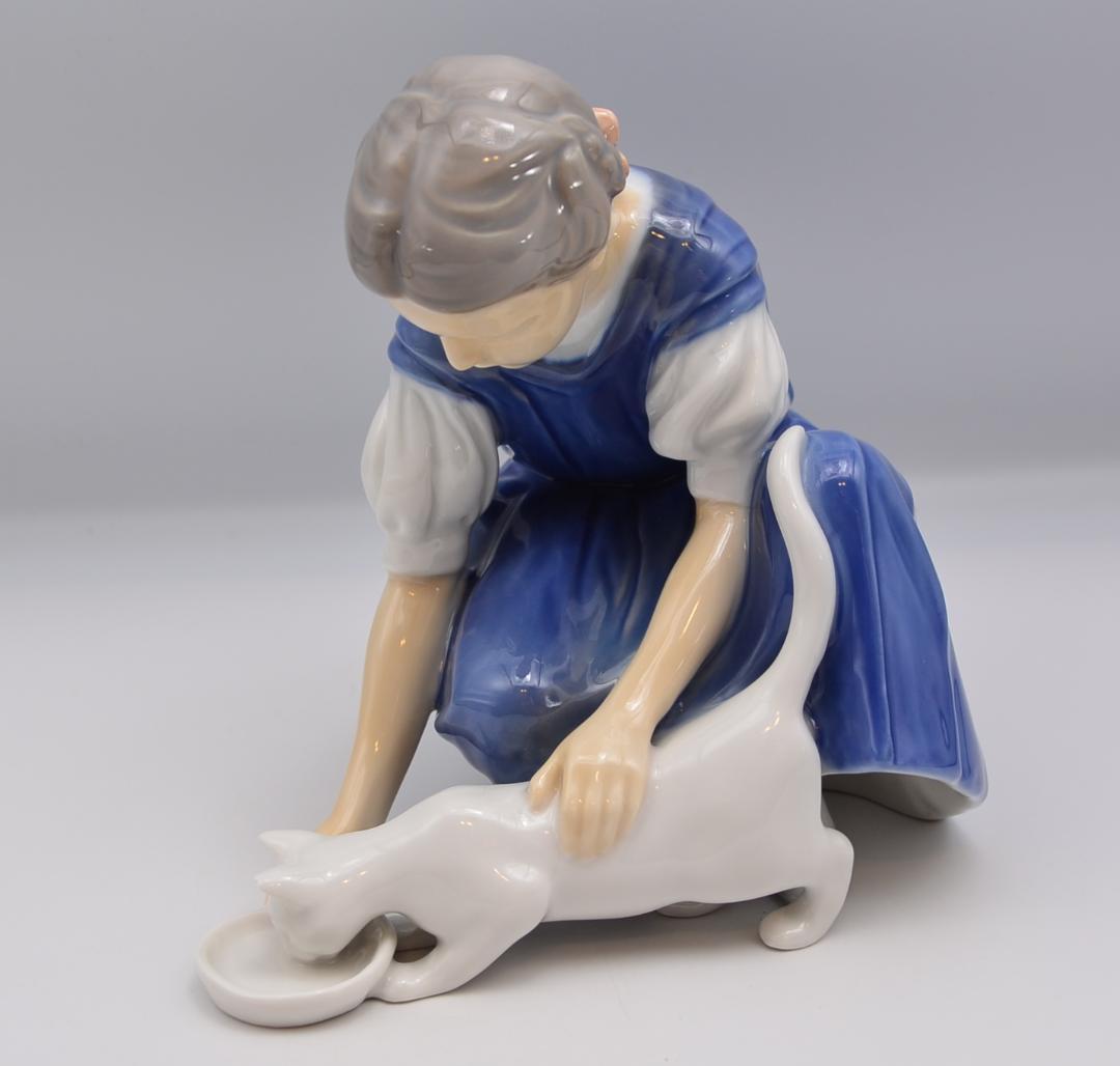 ミルクを与える少女　＃1745　No.2　★B＆G（ロイヤルコペンハーゲン）