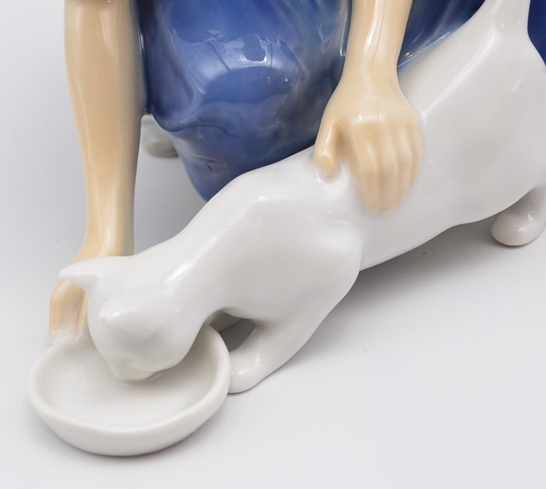 ミルクを与える少女　＃1745　No.2　★B＆G（ロイヤルコペンハーゲン）