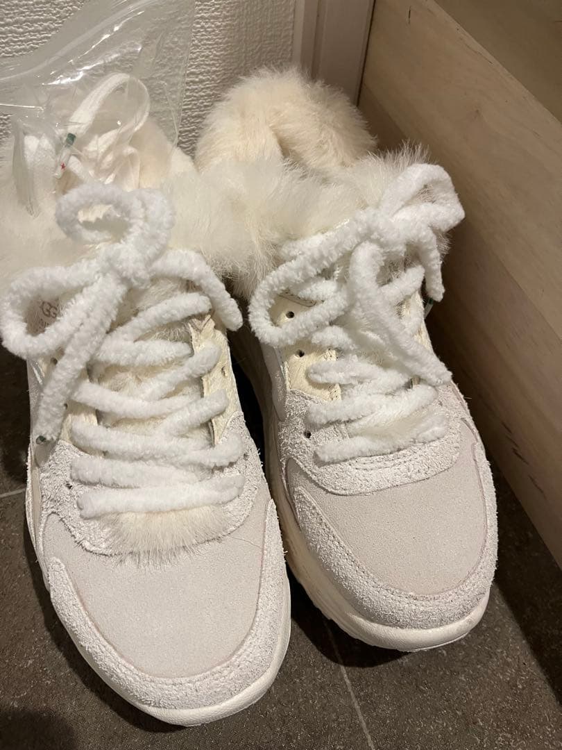 ユ*子様 【美品/値下げ可】UGG ホワイト スニーカー