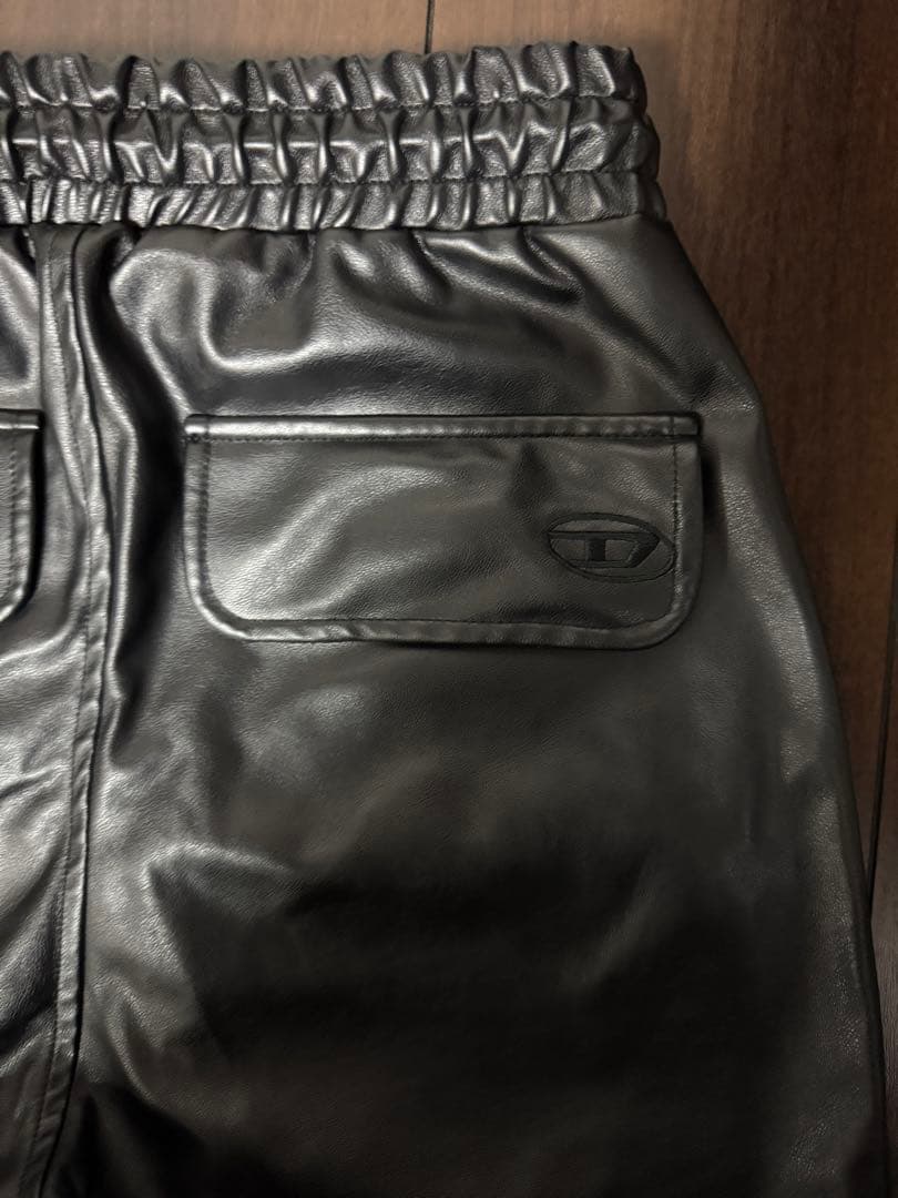 【美品】ディーゼル Dロゴ付ダーツ加工エコレザーパンツ D-MARTY-LTHF