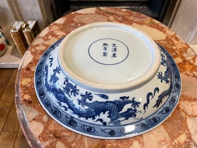 青いドラゴン模様の陶器皿