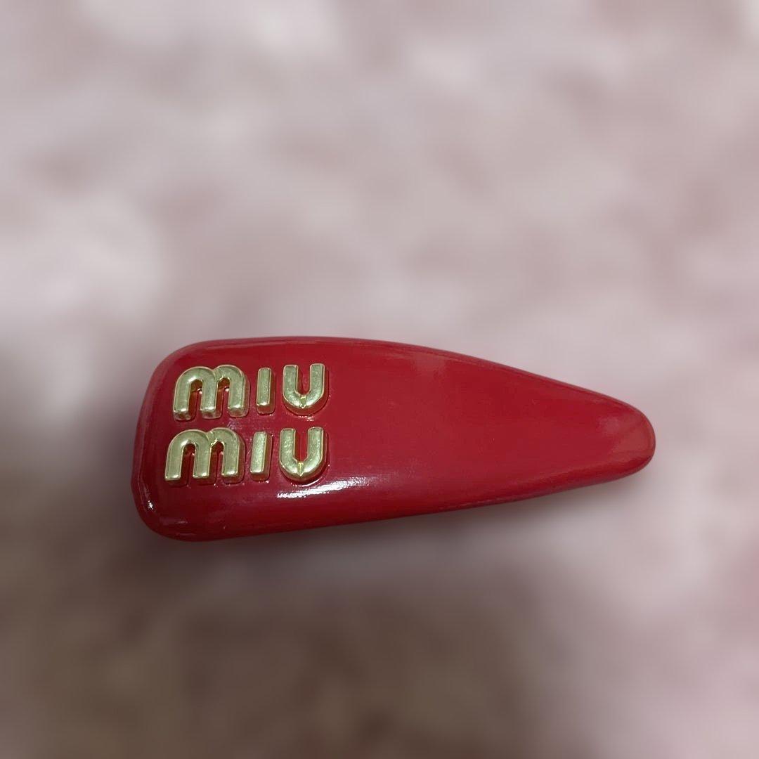 n*a様 美品　miu miu パテントレザー ヘアクリップ レッド