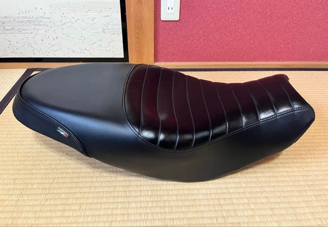 ドゥカティー　スクランブラー 800 サージェント製 タックロールシート 黒皮