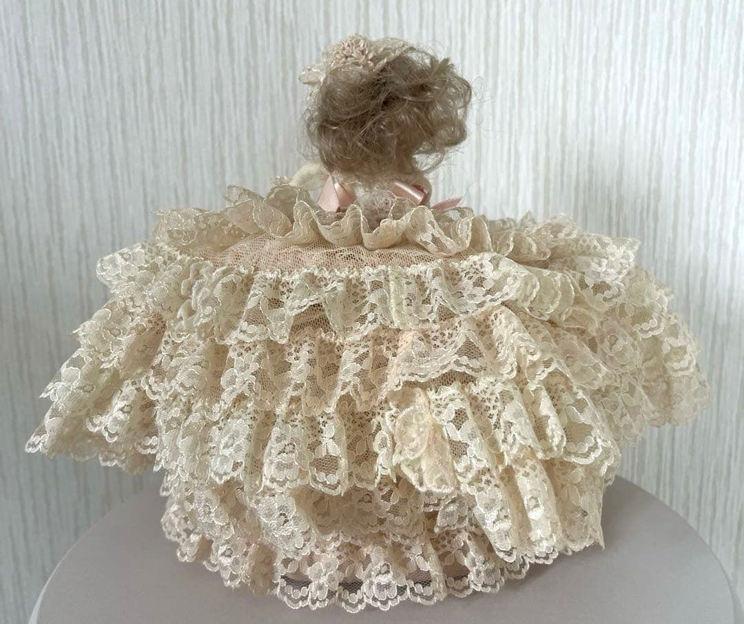 サエラ お人形 小物入れ付き クリーム色 ピンク