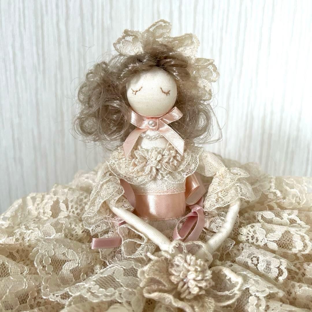 サエラ お人形 小物入れ付き クリーム色 ピンク