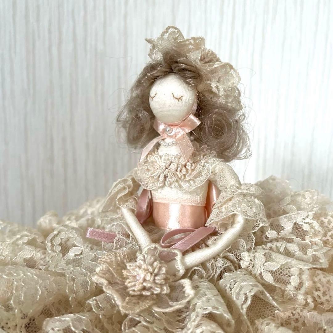 サエラ お人形 小物入れ付き クリーム色 ピンク