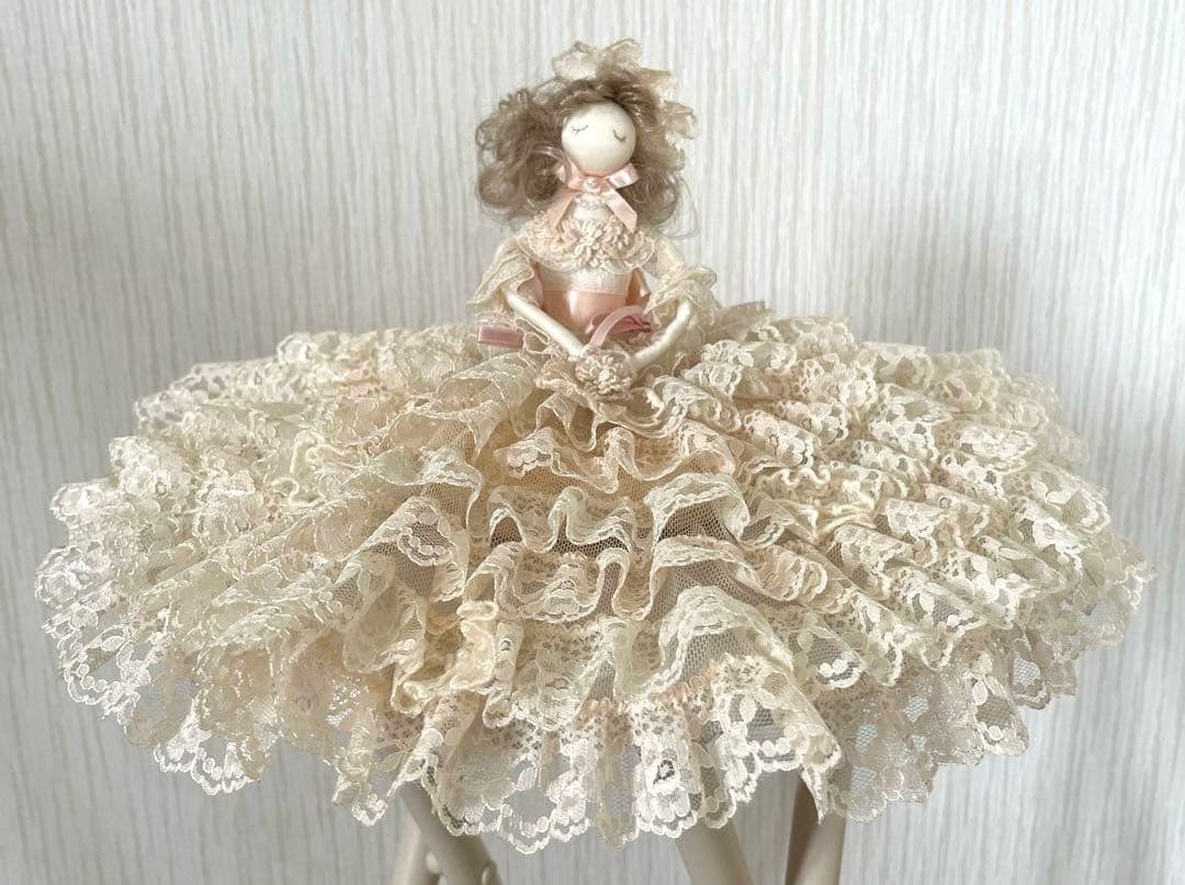 サエラ お人形 小物入れ付き クリーム色 ピンク