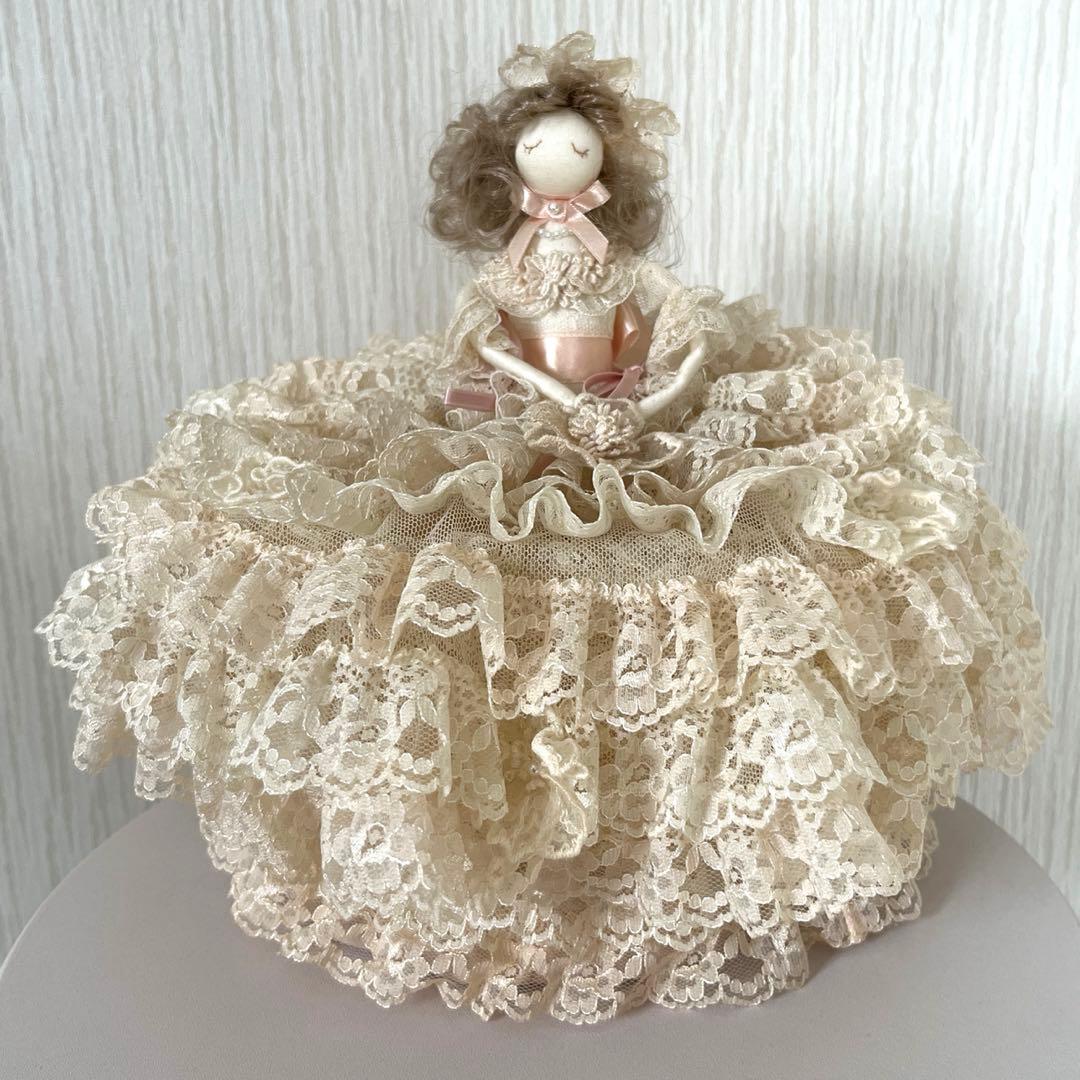 サエラ お人形 小物入れ付き クリーム色 ピンク