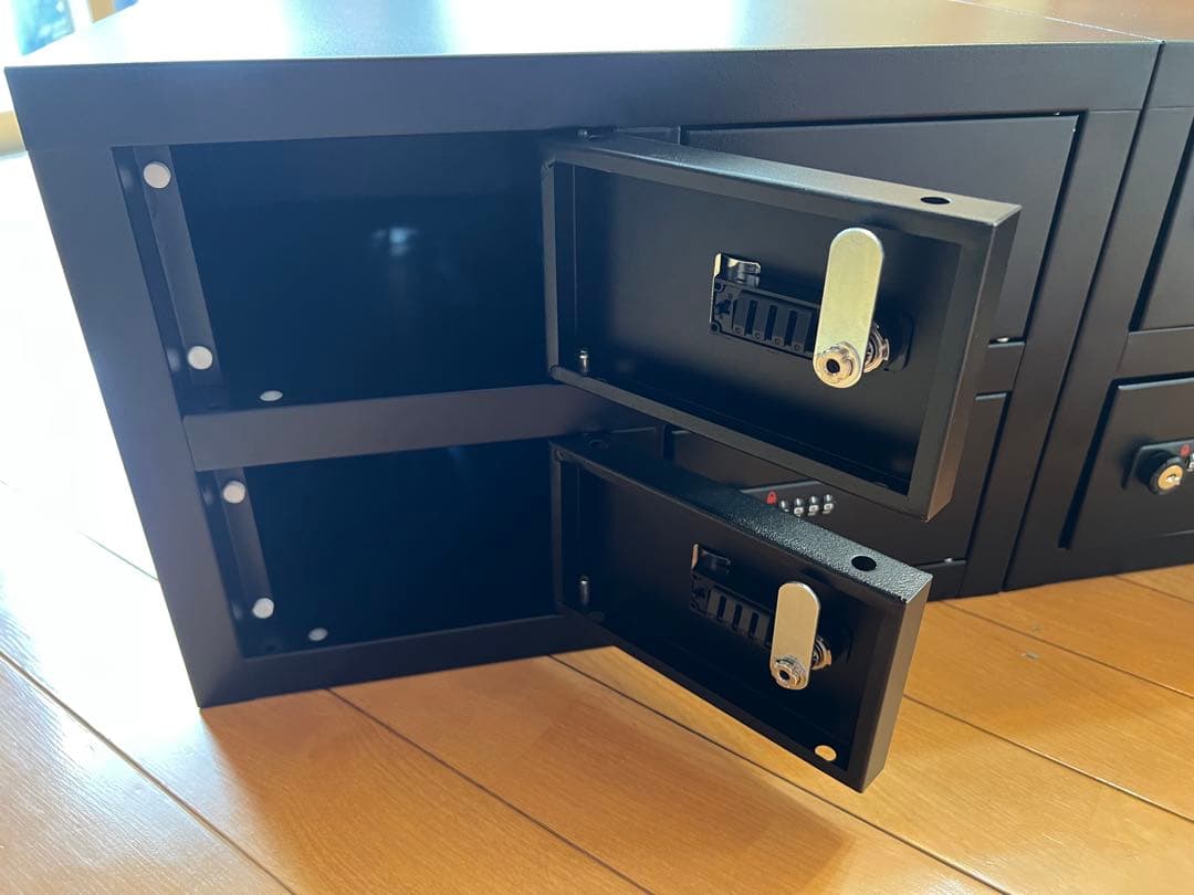 貴重品ロッカー　2セット