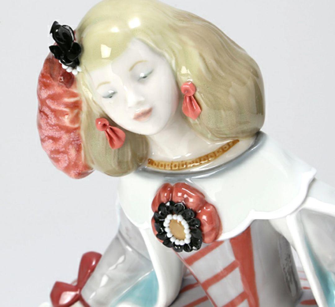 【新品】レア 廃盤品 リヤドロ メニーナ 王妃 王女 皇女 女官 女性 少女