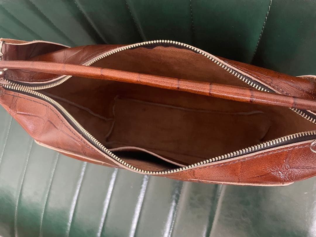 ショルダーバッグ　大容量　姫路レザー　ヌメ革　型押しレザー　ブラウン　新品
