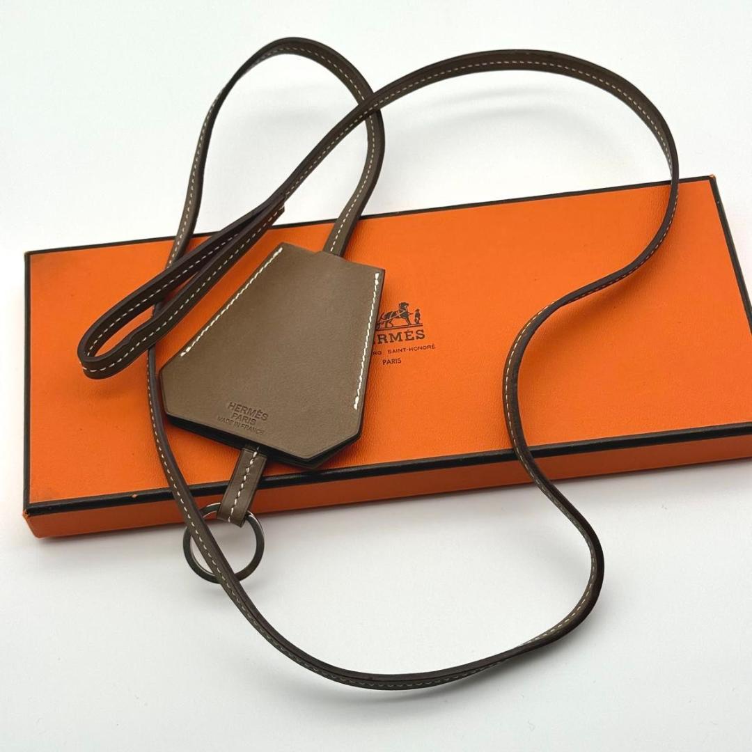 美品 HERMES レザー クロシェット キーリング チャーム エトゥープ