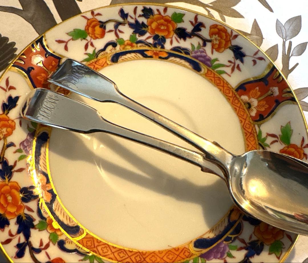 1853年英国アンティーク、純銀、モノグラム入りフィドルパターンスプーン2本。