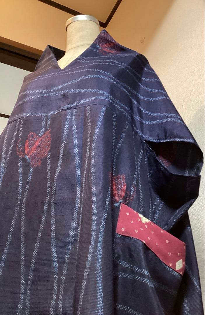 着物リメイク　正絹上質紬　スタイリッシュ＆モード　蝶柄ネイビー　ポケット付ワンピ