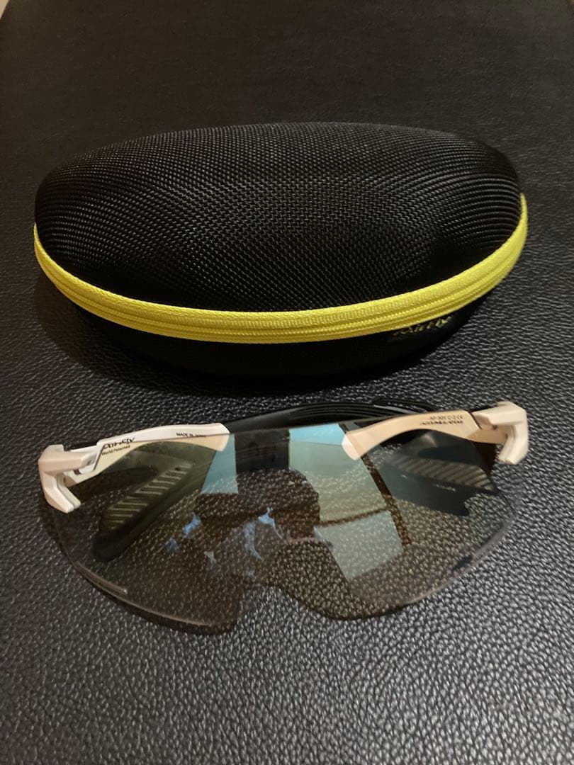 エアフライ　調光サングラス