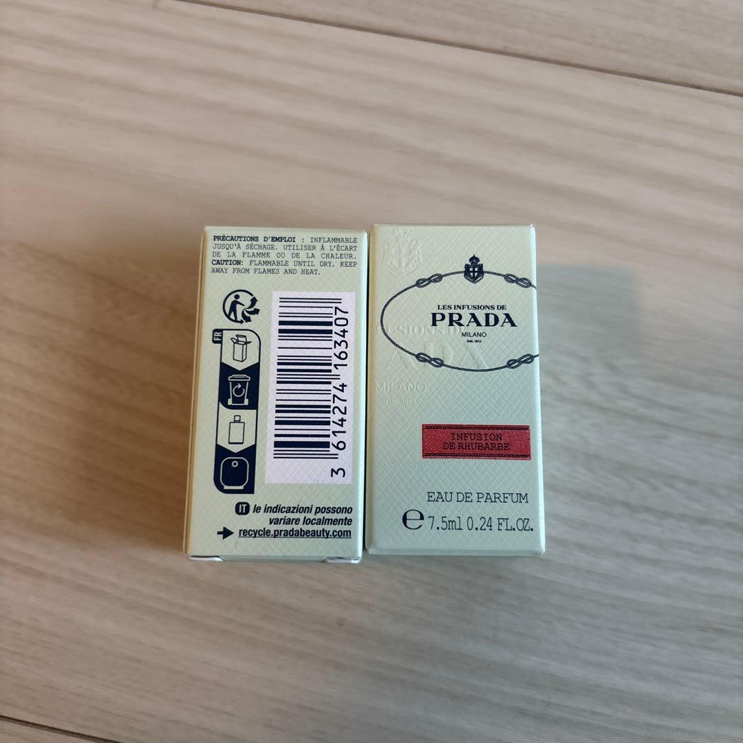 【未使用】PRADAビューティー　ポーチ、香水、リップ、ミラーセット