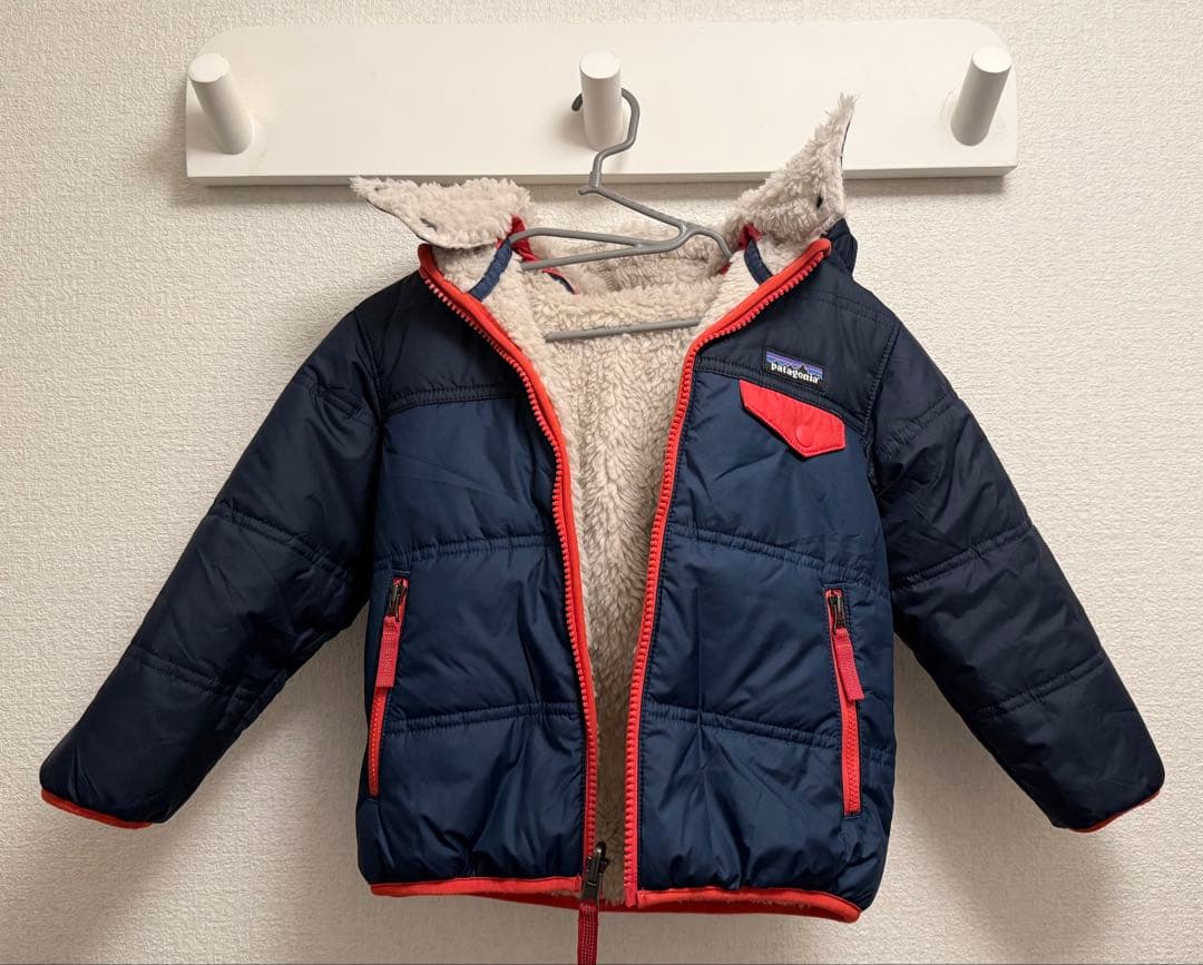 【1度試着のみの美品]patagonia95cmリバーシブルトリブルズフーディ