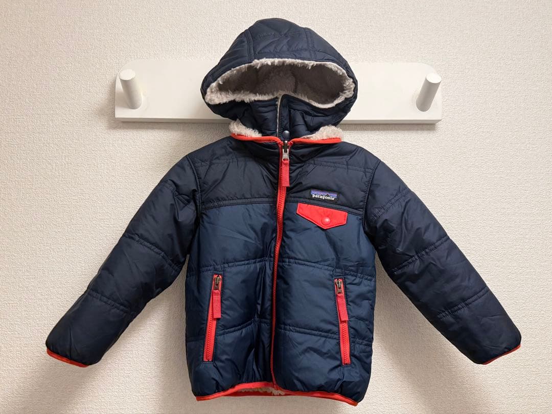 【1度試着のみの美品]patagonia95cmリバーシブルトリブルズフーディ
