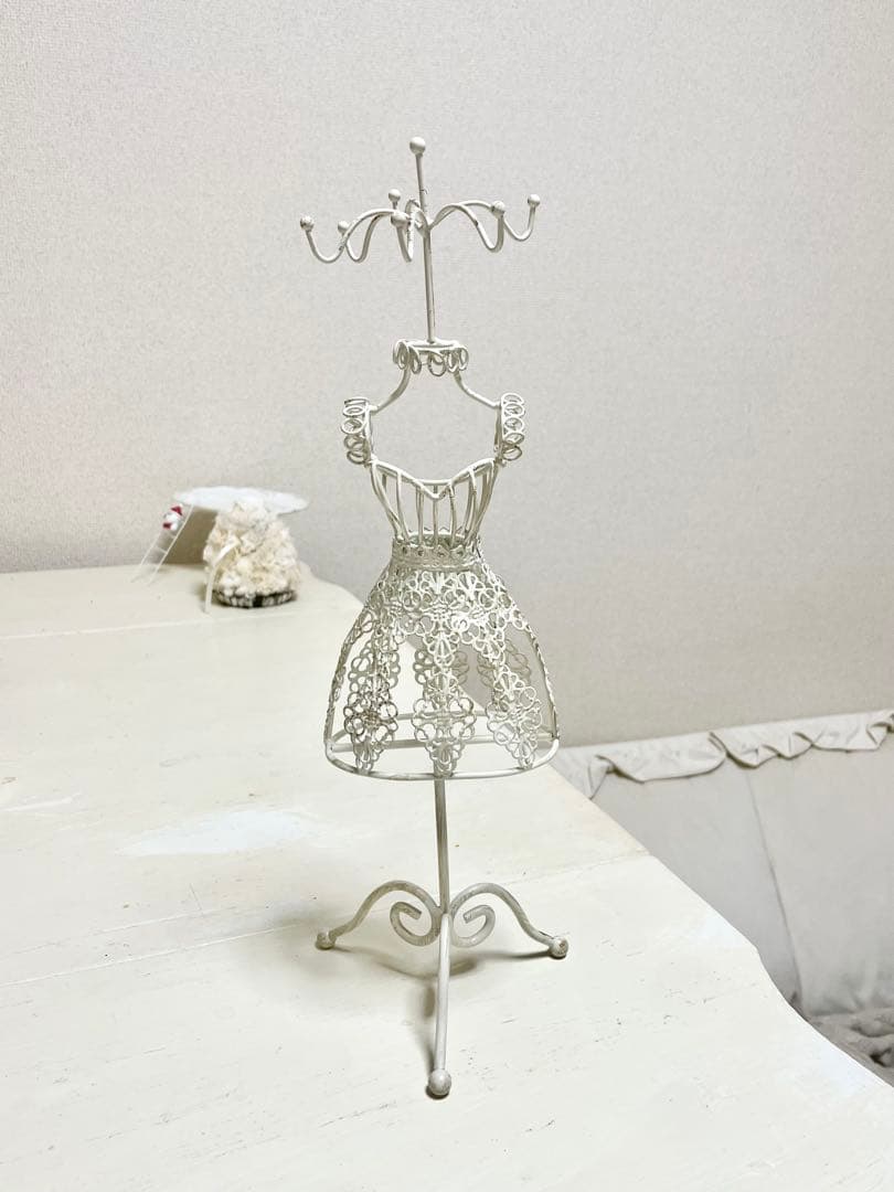 アクセサリースタンド　アクセサリーケース　白　ホワイト　アンティーク　ドレス