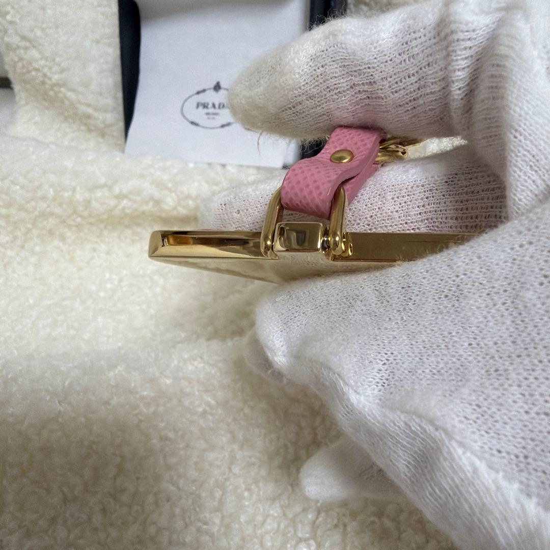 PRADA ピンクトライアングルキーホルダー