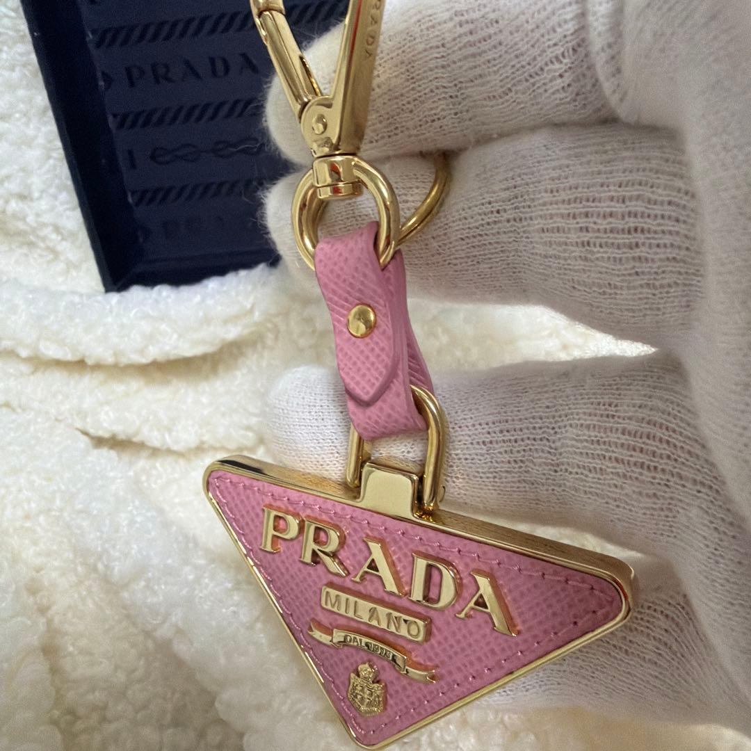 PRADA ピンクトライアングルキーホルダー