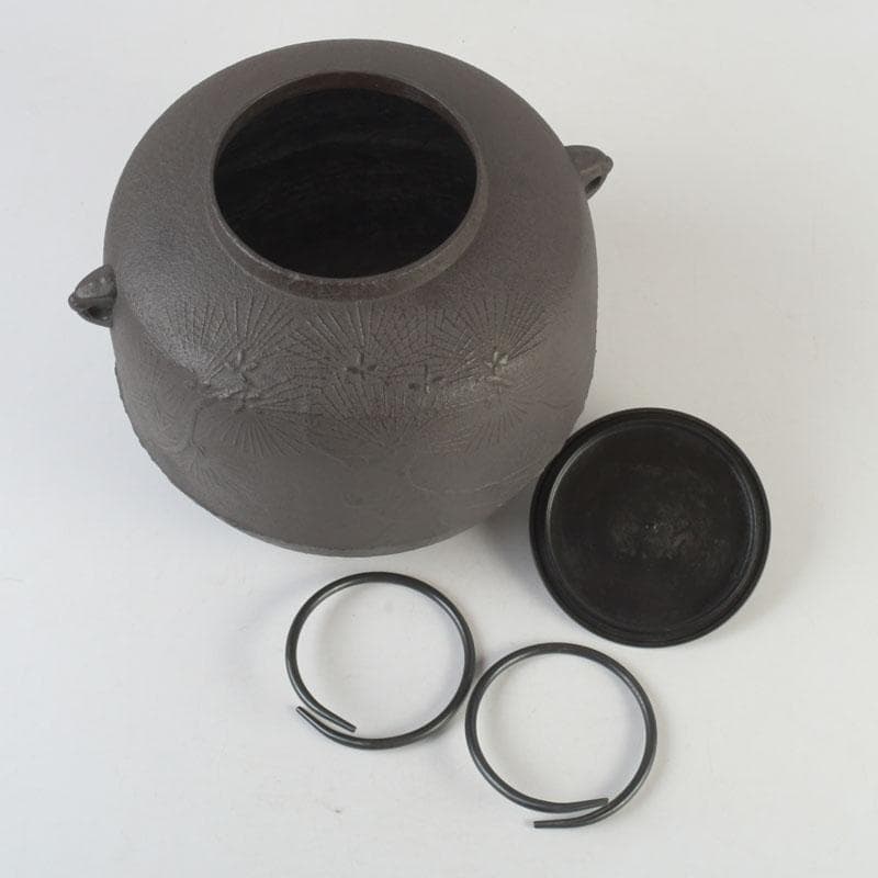 茶道具　釜師　菊池政光作　松文　阿弥陀釜　共箱　V　9904A