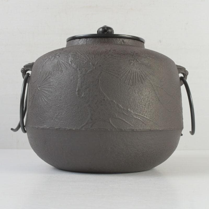 茶道具　釜師　菊池政光作　松文　阿弥陀釜　共箱　V　9904A