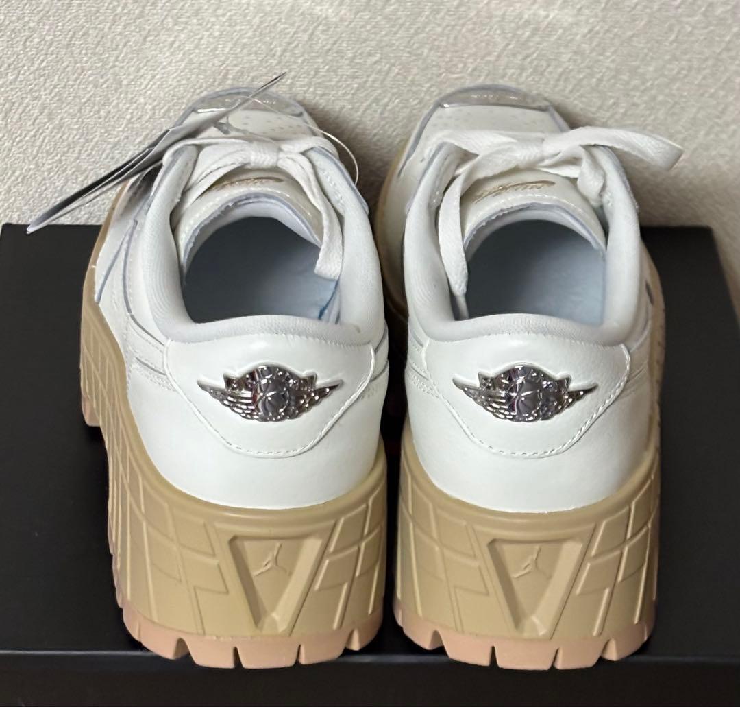 新品　ナイキ エア ジョーダン1 ブルックリン ローセイル厚底 白ベージュ 新品