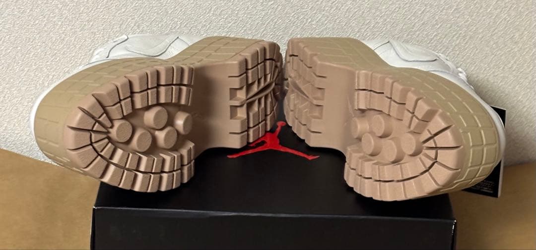 新品　ナイキ エア ジョーダン1 ブルックリン ローセイル厚底 白ベージュ 新品