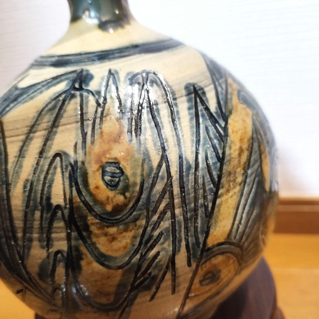 沖縄の人間国宝　金城次郎さんの飾り丸壺　魚と海老紋様　在銘あり！　花瓶にも。