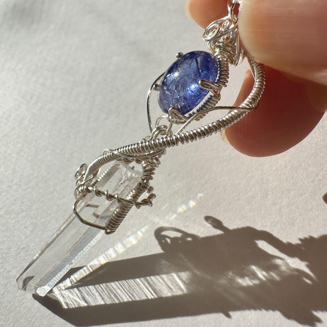 タンザナイトとヒマラヤ水晶の剣モチーフペンダント