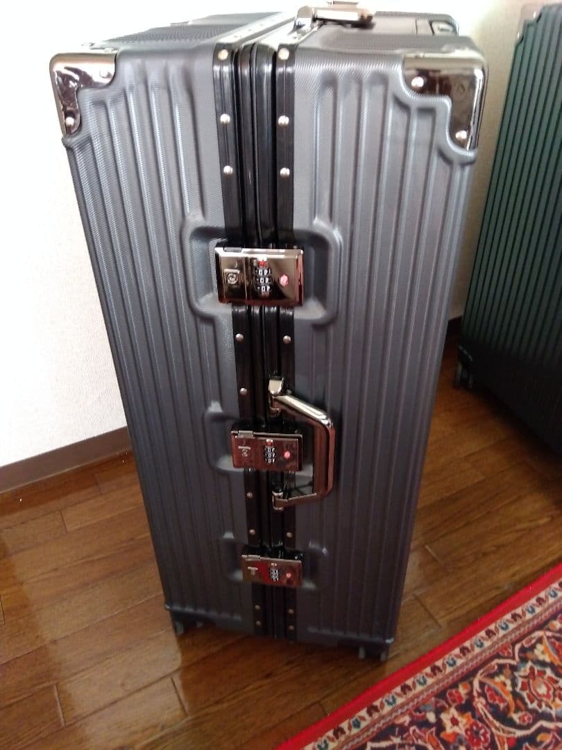 大型グレーキャリーケース アルミフレーム　旅行バック